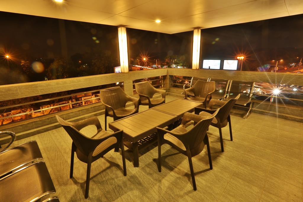 Hotel Kabir Ахмедабад Экстерьер фото