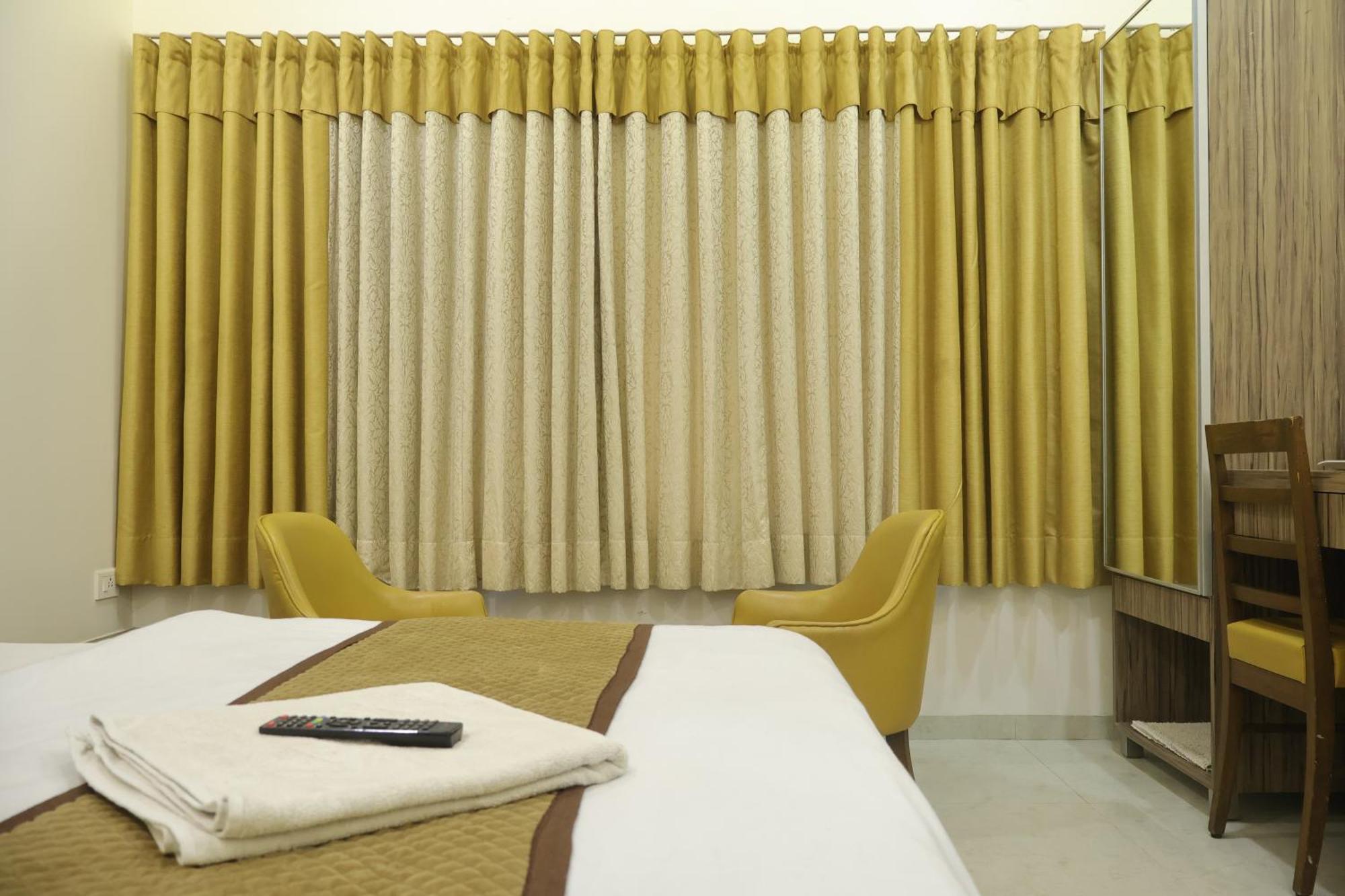 Hotel Kabir Ахмедабад Экстерьер фото