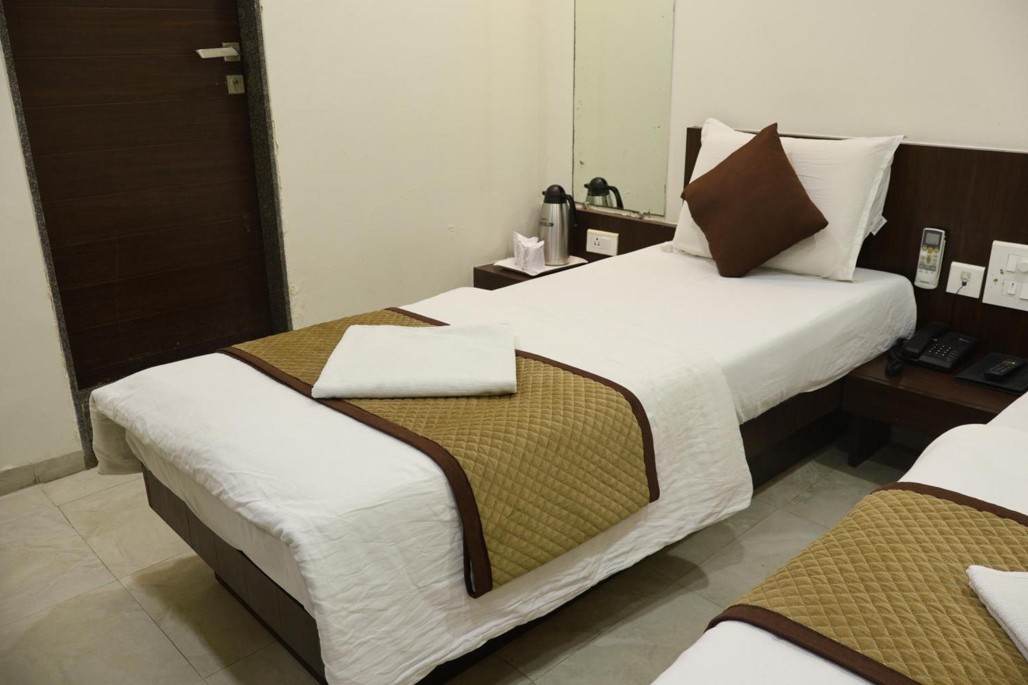 Hotel Kabir Ахмедабад Экстерьер фото