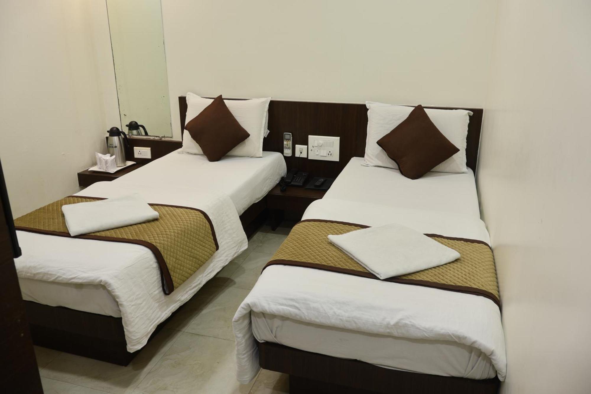 Hotel Kabir Ахмедабад Экстерьер фото