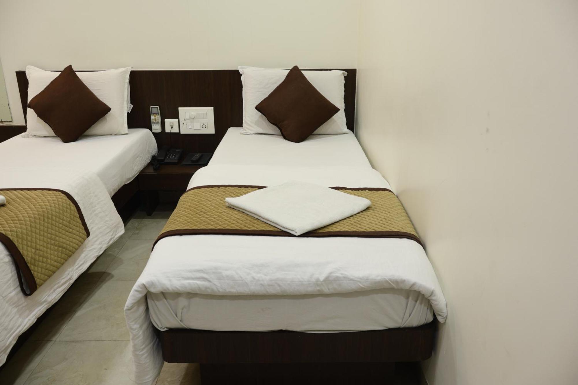 Hotel Kabir Ахмедабад Экстерьер фото