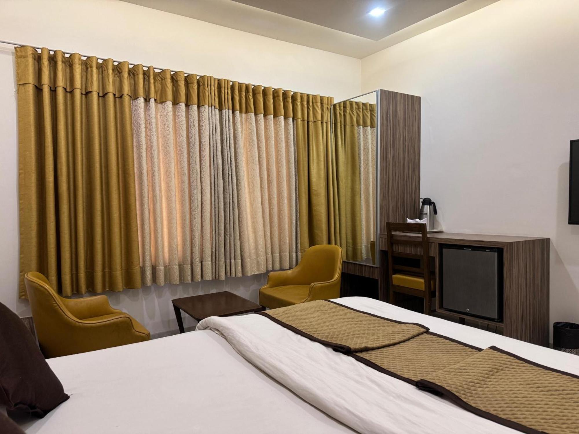 Hotel Kabir Ахмедабад Экстерьер фото