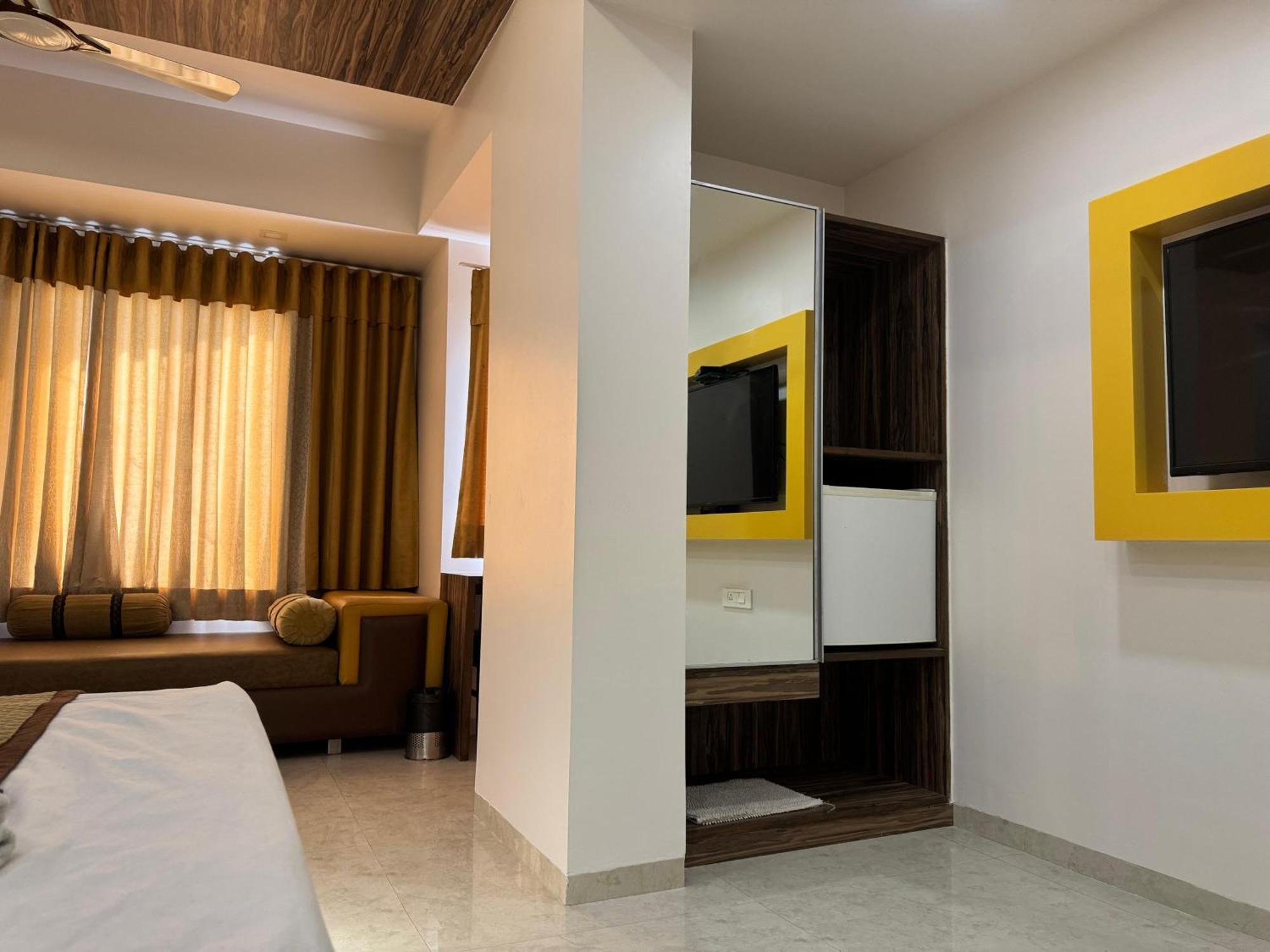 Hotel Kabir Ахмедабад Экстерьер фото